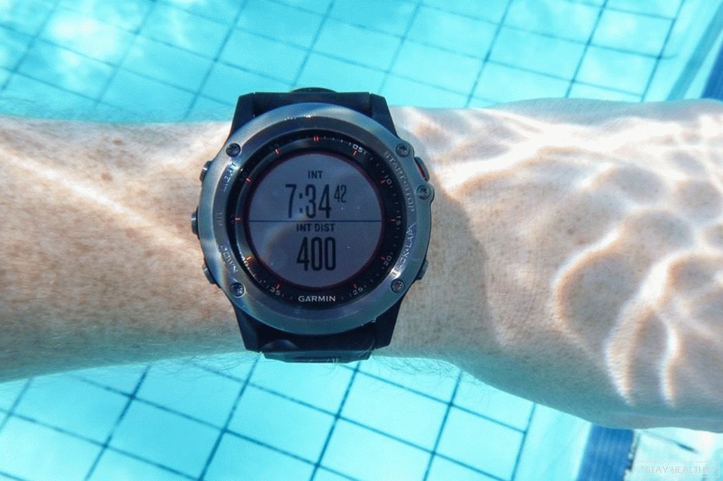 Лучшие часы для плавания. Garmin Swim 3. Garmin Fenix в бассейне. Плавающие часы. Часы для плавания в море мужские.